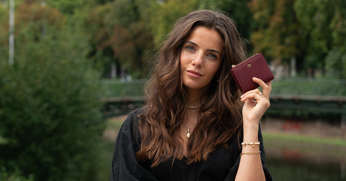 Person hält das Ceace Coin Wallet aus veganem Leder – stilvolles, kompaktes Design mit Münz- und Scheinfach, idealer Alltagsbegleiter.