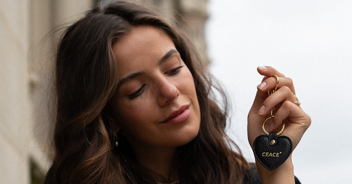 Person hält einen Ceace Herzanhänger aus veganem Leder – stilvolles Accessoire und perfekte Geschenkidee, ideal für Schlüsselbund oder Taschen.