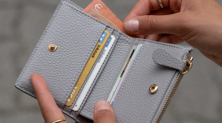 Das Coin Wallet aus veganem Leder – die perfekte Geschenkidee. Kompakt, stilvoll und nachhaltig mit Platz für Karten, Scheine und Münzen.