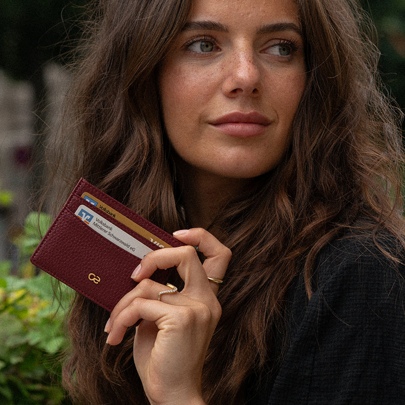 Veganer Cherry Red Cardholder – Minimalistisches Kartenetui aus veganem Leder, schlankes und kompaktes Design für Karten und Bargeld